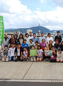 昨年の内浦小中学生企画ツアーの記念撮影写真